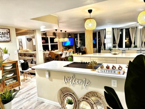 - une cuisine et une salle à manger avec un comptoir dans l'établissement Beach Oasis 601 Gorgeous Ocean front Ocean view for 10 sleeps up to 14, à Daytona Beach