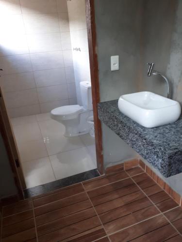 uma casa de banho com um lavatório e um WC em Chácara monte tabor em Poços de Caldas