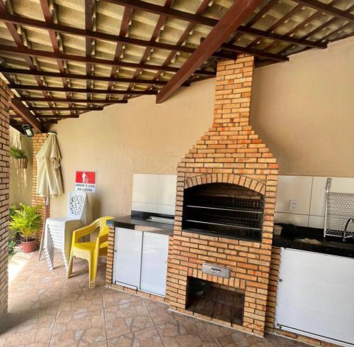 een bakstenen oven in het midden van een patio bij Apto com Ar com vista para praia de Morro Branco - Fortaleza in Beberibe