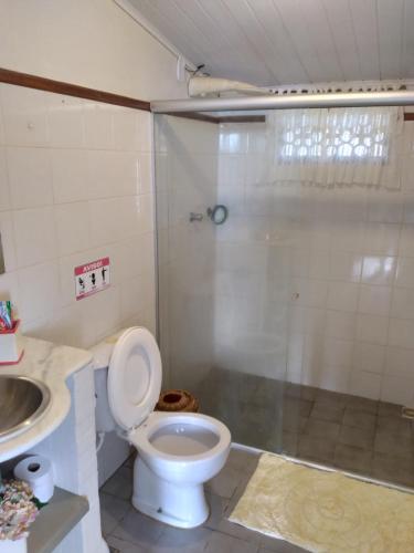 un bagno con wc e doccia di Condomínio Terra Pura a Ilhéus