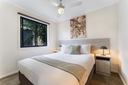 Tempat tidur dalam kamar di Tasman Holiday Parks - Geelong