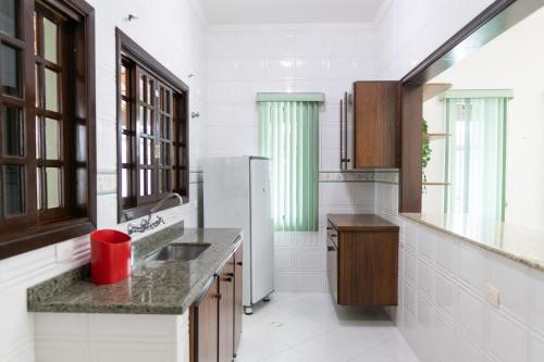 Nhà bếp/bếp nhỏ tại MAISON PARTY GUARUJÁ, PRAIA PISCINA SINUCA CHURRASQUEIRA HIDROMASSAGEM