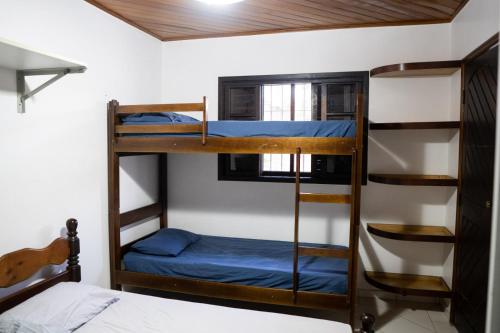 Giường tầng trong phòng chung tại MAISON PARTY GUARUJÁ, PRAIA PISCINA SINUCA CHURRASQUEIRA HIDROMASSAGEM