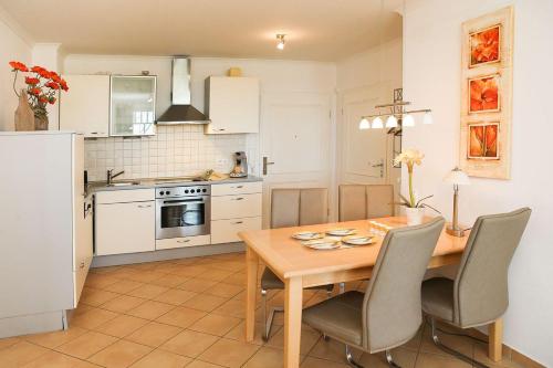 Duenenschloss-Haus-2-Wohnung-6-444にあるキッチンまたは簡易キッチン