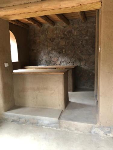 Zimmer mit einem Waschbecken in einer Steinwand in der Unterkunft Casa Martha in Pisac