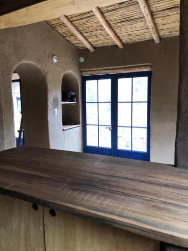 eine große Holztheke in einem Zimmer mit Fenster in der Unterkunft Casa Martha in Pisac