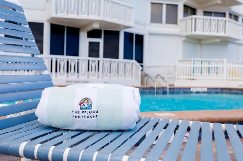 Kolam renang di atau dekat dengan Paloma Penthouse