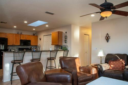 uma sala de estar com cadeiras de couro e uma cozinha em La Shoshone Casita Rio em Lake Havasu City