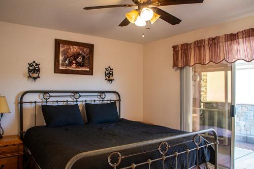 um quarto com uma cama e uma ventoinha de tecto em La Shoshone Casita Rio em Lake Havasu City