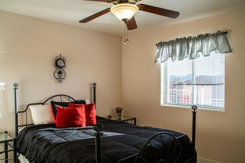 um quarto com uma cama, uma ventoinha de tecto e uma janela em La Shoshone Casita Rio em Lake Havasu City