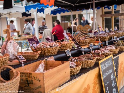 un marché avec des paniers de nourriture sur une table dans l'établissement Appartement Cosy à Biscarrosse - 4 Pers, Centre-Ville, Parking, Balcon, Ménage Inclus - FR-1-319-445, à Biscarrosse