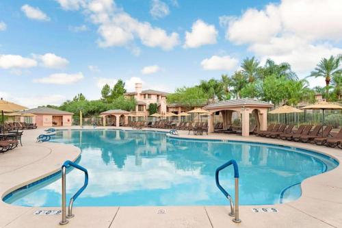 a large swimming pool at a resort at Scottsdale Links Resort in Scottsdale