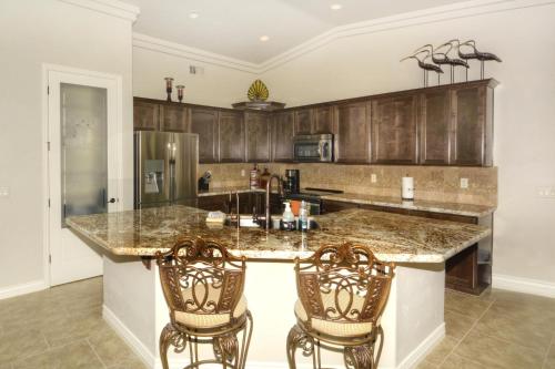 哈瓦苏湖城Sunny Ridge Elegance的厨房配有花岗岩台面和木制橱柜