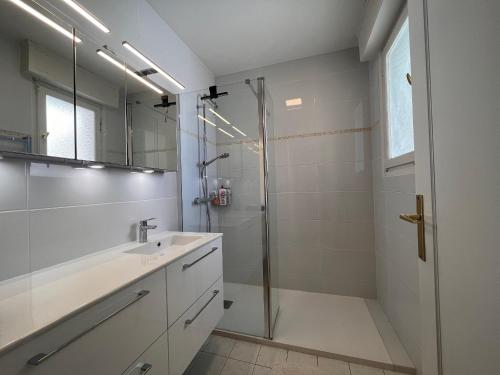y baño con ducha y lavamanos. en Appartement Saint-Jean-de-Luz, 3 pièces, 5 personnes - FR-1-239-962, en San Juan de Luz