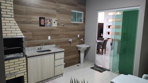 a bathroom with a sink and a toilet at Casa TOP 1 Suite e 2 Quartos todos com Ar Condicionado in Guanamby