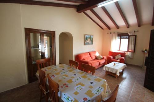 sala de estar con mesa y sofá en Santa Ana - pretty holiday property with garden and private pool in Benissa, en Benissa