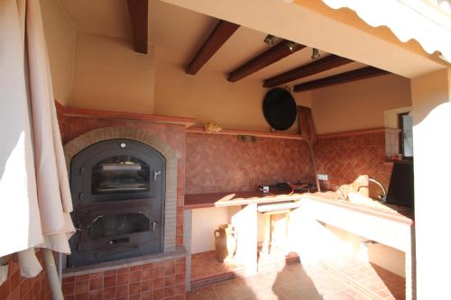 cocina con horno de ladrillo en una habitación en Santa Ana - pretty holiday property with garden and private pool in Benissa, en Benissa