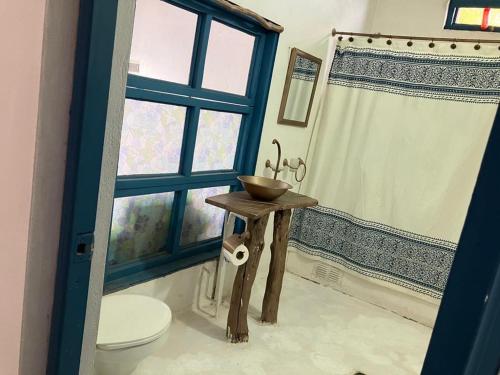 a bathroom with a bowl sink and a toilet at Santorini house y Santorini house 2 in San Pedro de Atacama