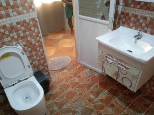 een badkamer met een toilet en een wastafel bij Mommy Linda Beach Resort in Cabangan