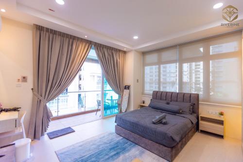 sypialnia z łóżkiem i dużym oknem w obiekcie Kuching Riverine Resort w mieście Kuching
