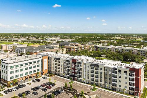 een luchtzicht op een stad met gebouwen bij Parkside at Avalon Park in Orlando