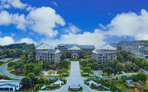 uma vista aérea de um campus com edifícios em Yancheng Shuicheng Hotel em Yancheng