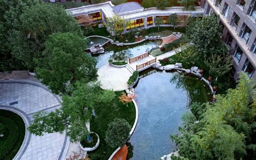 una vista aérea de un parque acuático en una ciudad en Yancheng Shuicheng Hotel, en Yancheng