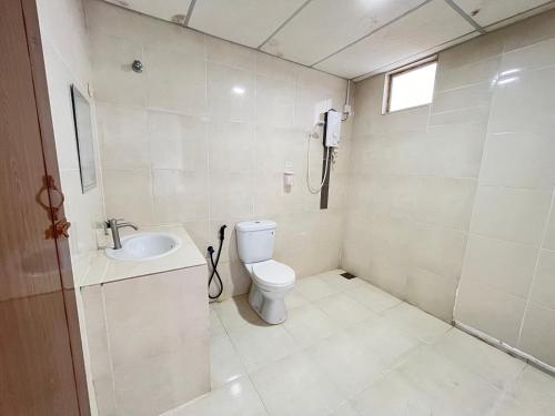Koupelna v ubytování IBAI BEACH GUESTHOUSE