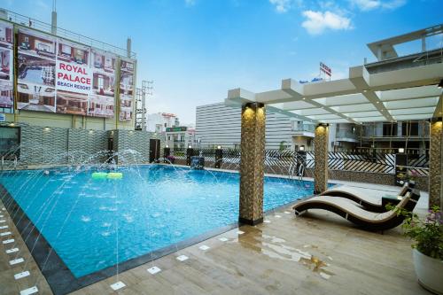 una gran piscina en medio de un edificio en Royal Palace Beach Resort en Mandarmoni