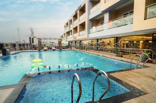 una gran piscina frente a un edificio en Royal Palace Beach Resort en Mandarmoni
