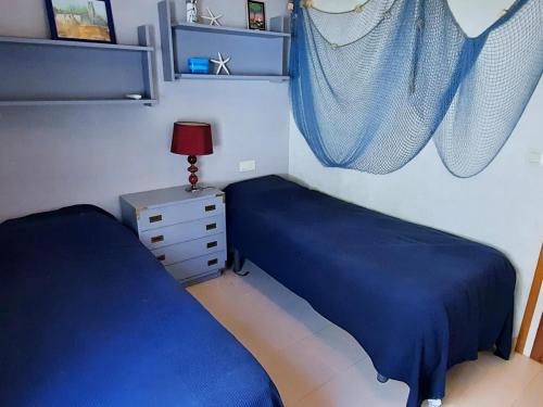 - une chambre avec deux lits et une table avec une lampe dans l'établissement Apartamento Llançà, 2 dormitorios, 5 personas - ES-170-44, à Llançà