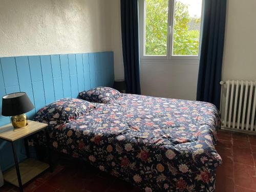 1 dormitorio con cama, mesa y ventana en Gîte Chahaignes, 2 pièces, 4 personnes - FR-1-410-426, en Chahaignes
