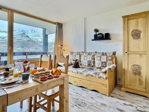 un salon avec une table et un canapé dans l'établissement Studio rénové pour 4 à Tignes, proche des pistes et commerces - FR-1-411-911, à Tignes