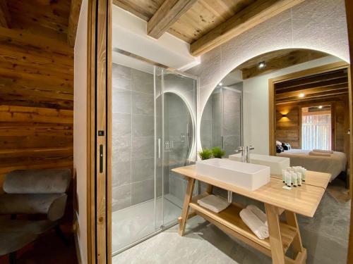 La salle de bains est pourvue d'un lavabo et d'une douche. dans l'établissement Chalet Morzine, 7 pièces, 14 personnes - FR-1-627-72, à Morzine
