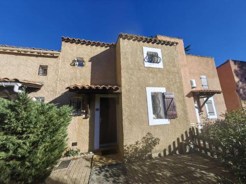 Villa Mitoyenne T4 avec Piscine, Terrasse, Parking et Proche Plage - Animaux Bienvenus - FR-1-607-179