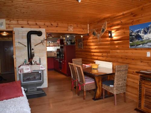 - une salle à manger avec une table et une cuisinière dans l'établissement Appartement cosy 2 pièces cabines, 6 pers, proche pistes, terrasse - FR-1-592-65, à Bolquère-Pyrénées 2000