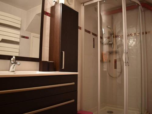 une salle de bain avec une douche en verre et un lavabo dans l'établissement Appartement cosy 2 pièces cabines, 6 pers, proche pistes, terrasse - FR-1-592-65, à Bolquère-Pyrénées 2000