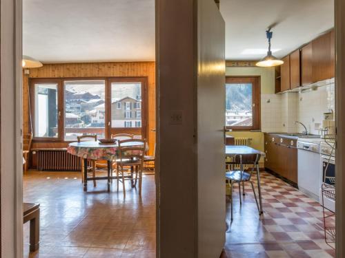 une cuisine et une salle à manger avec une table et des chaises dans l'établissement Appartement 2 Chambres avec Parking et Balcon à La Clusaz - FR-1-459-221, à La Clusaz