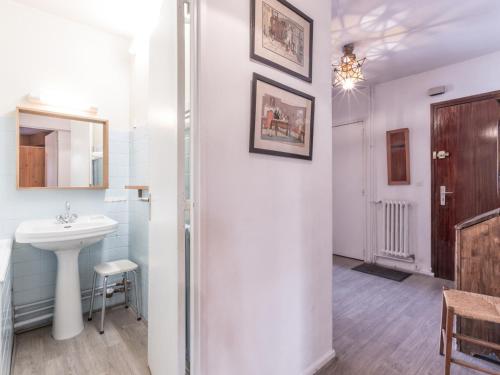 Baño blanco con lavabo y espejo en Appartement La Clusaz, 3 pièces, 4 personnes - FR-1-459-221, en La Clusaz