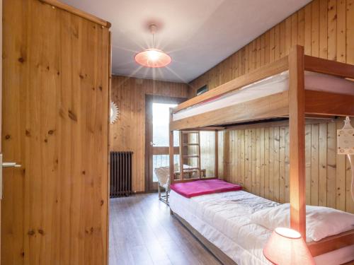 une chambre avec un lit superposé et une chaise dans l'établissement Appartement 2 Chambres avec Parking et Balcon à La Clusaz - FR-1-459-221, à La Clusaz