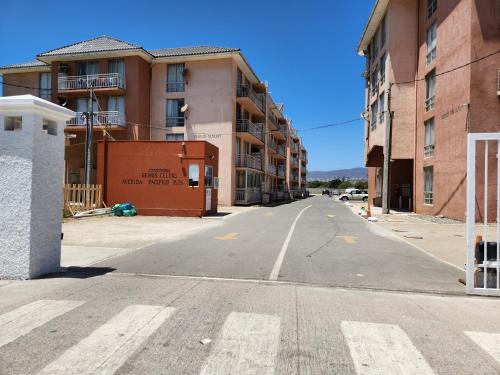 an empty street in front of a building at Departamento grande cercano a la playa La Serena in La Serena