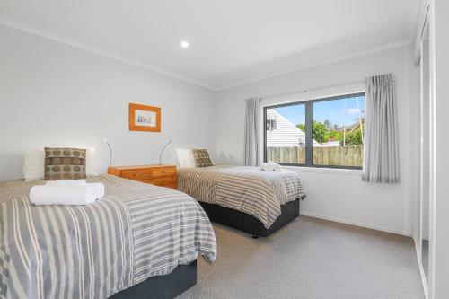 una camera con due letti e una finestra di All Inn a Rotorua