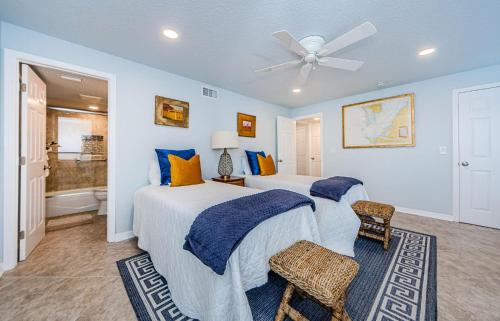 1 dormitorio con 2 camas y ventilador de techo en Beachfront Aldea 11 en Clearwater Beach