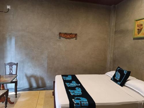 um quarto com uma cama e uma placa na parede em Negombo Boutique Villa em Negombo