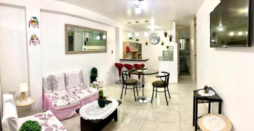 - un salon avec un canapé et une table dans l'établissement Cusco Magico 9 - Loft Santa Ursula, à Cusco