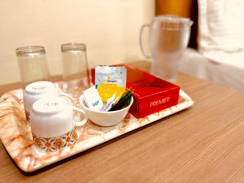 ein Tablett mit einem Tee-Set auf dem Tisch in der Unterkunft Sunlight Residency in Chennai