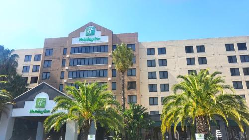 um edifício com palmeiras em frente em Holiday Inn Parramatta, an IHG Hotel em Sydney