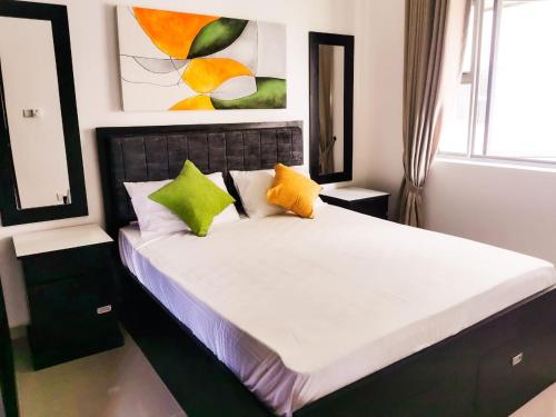 Un pat sau paturi într-o cameră la 2 Bedroom Apartment in Colombo, Sri Lanka