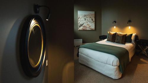 um quarto com uma cama grande e um espelho em Stay Central The Penthouse em New Plymouth