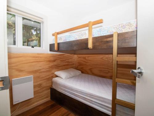 1 Schlafzimmer mit 2 Etagenbetten und einer Tür in der Unterkunft The Eco Lodge Tsb Topec in Hillsborough